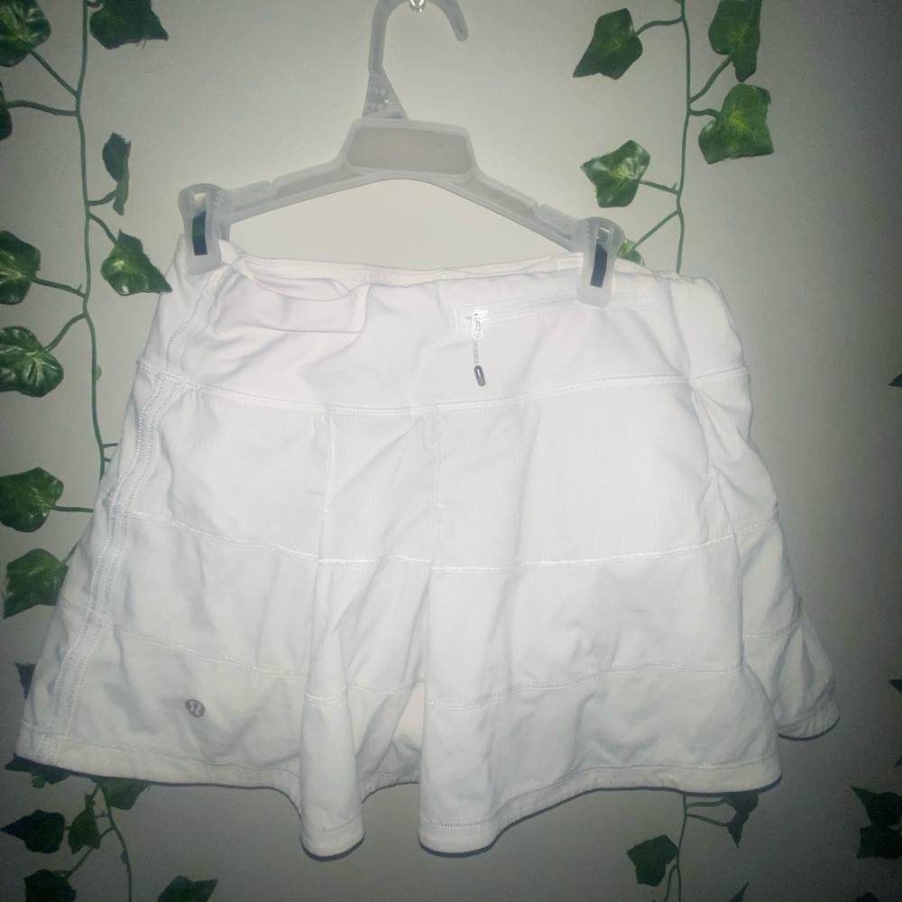 White lulu-lemon tennis skirt